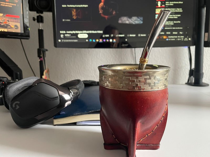 Mate argentino compartido entre amigos