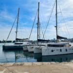 Veleros y catamaranes en la Marina de Valencia