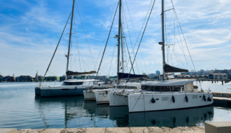 Veleros y catamaranes en la Marina de Valencia