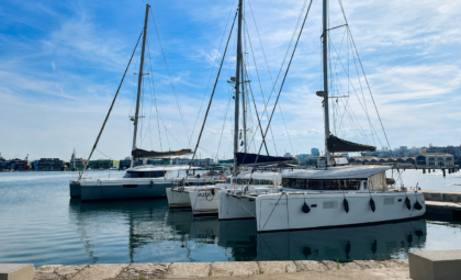 Veleros y catamaranes en la Marina de Valencia