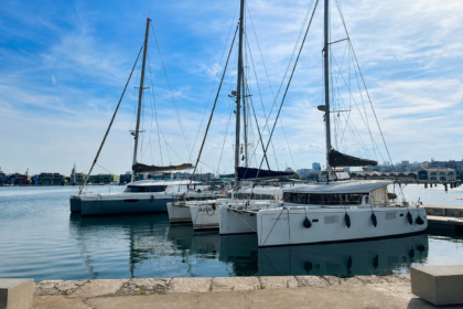 Veleros y catamaranes en la Marina de Valencia