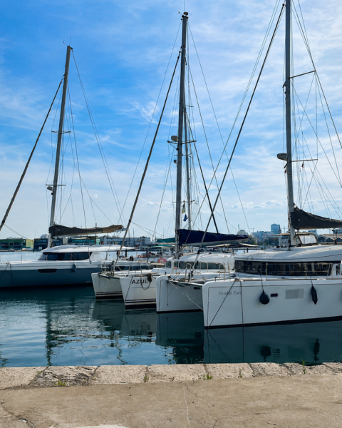 Veleros y catamaranes en la Marina de Valencia