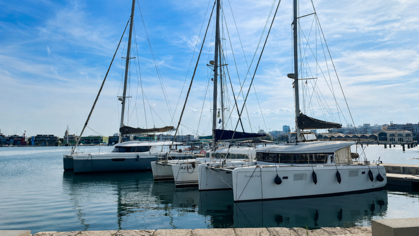 Veleros y catamaranes en la Marina de Valencia