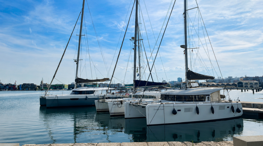 Veleros y catamaranes en la Marina de Valencia