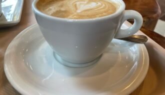 Café de la mañana en una esquina de Valencia
