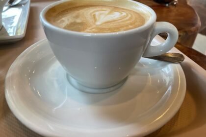 Café de la mañana en una esquina de Valencia