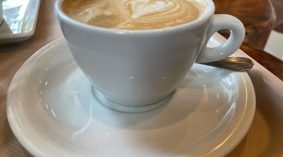 Café de la mañana en una esquina de Valencia
