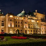 Teatro Juliusz Słowacki iluminado por la noche en Cracovia