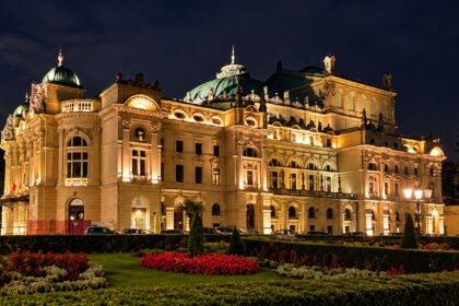 Teatro Juliusz Słowacki iluminado por la noche en Cracovia