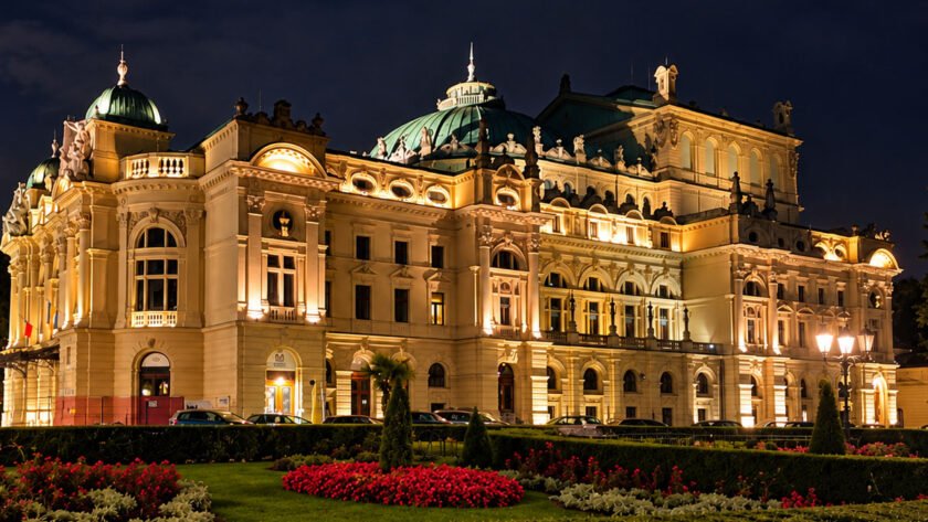 Teatro Juliusz Słowacki iluminado por la noche en Cracovia