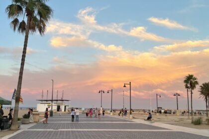 Día de playa en Valencia junto al mar Mediterráneo