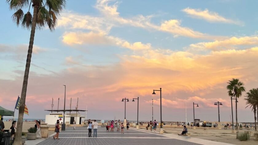 Día de playa en Valencia junto al mar Mediterráneo