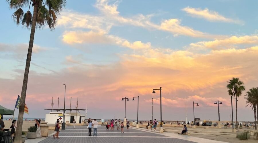Día de playa en Valencia junto al mar Mediterráneo