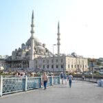 Mezquita junto al puente de Gálata en Estambul