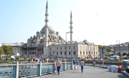 Mezquita junto al puente de Gálata en Estambul