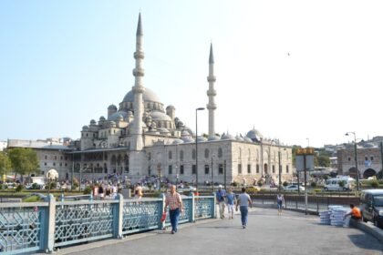 Mezquita junto al puente de Gálata en Estambul