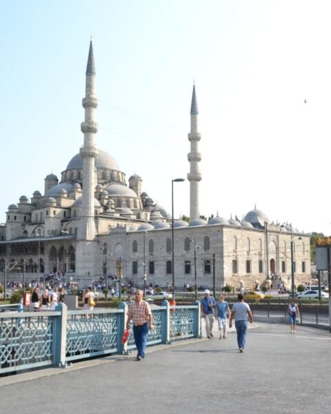 Mezquita junto al puente de Gálata en Estambul