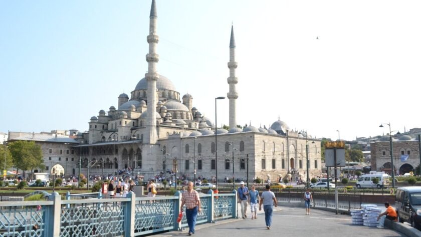 Mezquita junto al puente de Gálata en Estambul