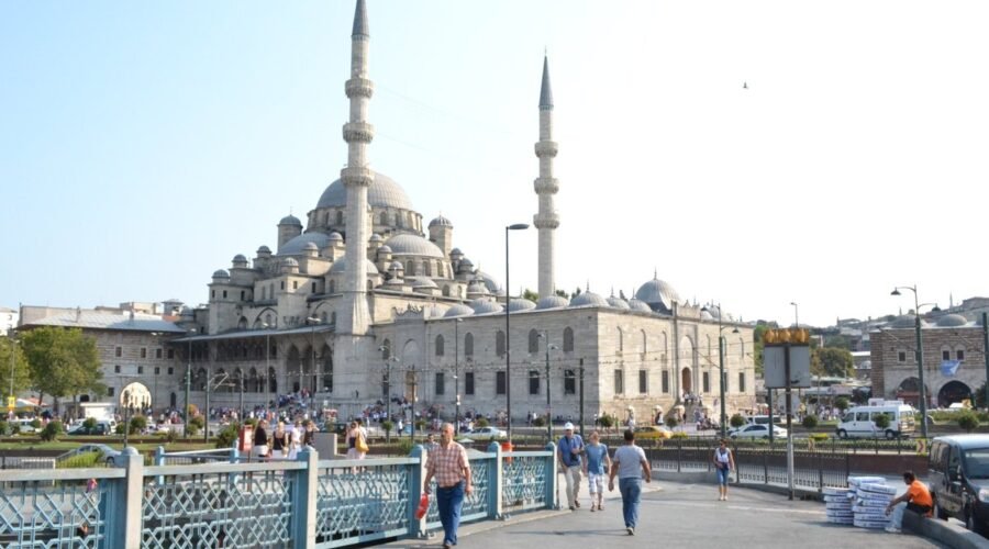 Mezquita junto al puente de Gálata en Estambul