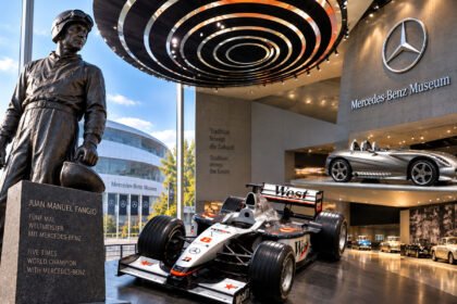 Museo Mercedes-Benz en Stuttgart con coches históricos y de Fórmula 1