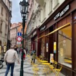 Cafetería en una calle empedrada del centro histórico de Praga
