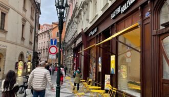 Cafetería en una calle empedrada del centro histórico de Praga