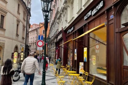 Cafetería en una calle empedrada del centro histórico de Praga