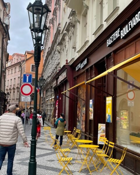 Cafetería en una calle empedrada del centro histórico de Praga