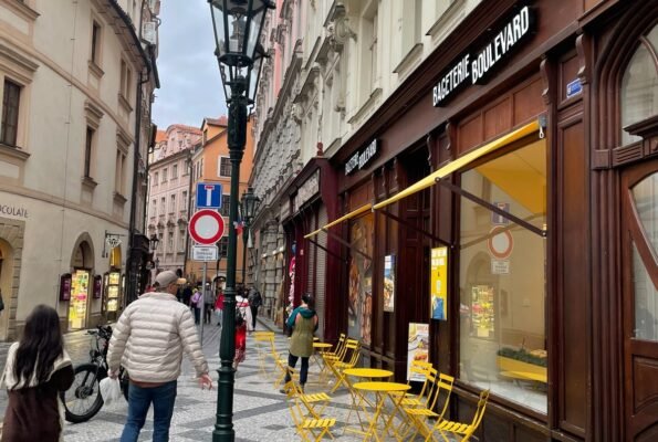 Cafetería en una calle empedrada del centro histórico de Praga