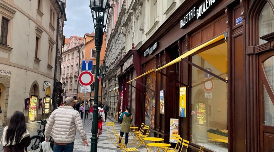 Cafetería en una calle empedrada del centro histórico de Praga