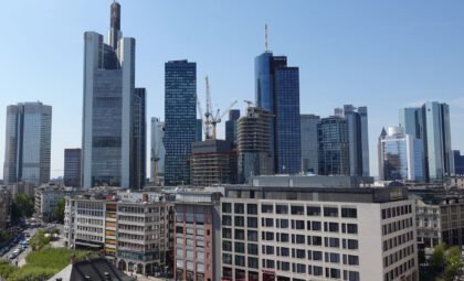 Skyline de Frankfurt con los rascacielos del distrito financiero