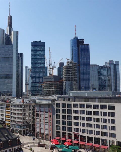 Skyline de Frankfurt con los rascacielos del distrito financiero