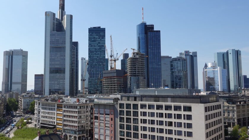 Skyline de Frankfurt con los rascacielos del distrito financiero