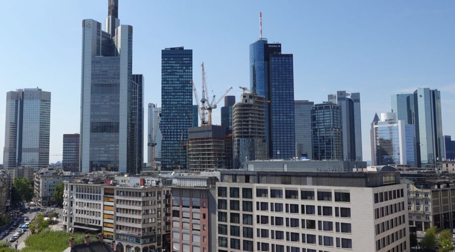 Skyline de Frankfurt con los rascacielos del distrito financiero