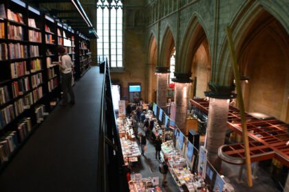 Interior de la librería Dominicanen en una antigua iglesia de Maastricht