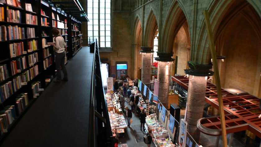 Interior de la librería Dominicanen en una antigua iglesia de Maastricht
