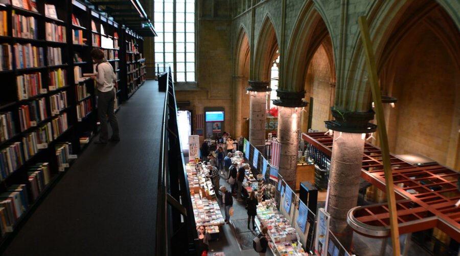Interior de la librería Dominicanen en una antigua iglesia de Maastricht